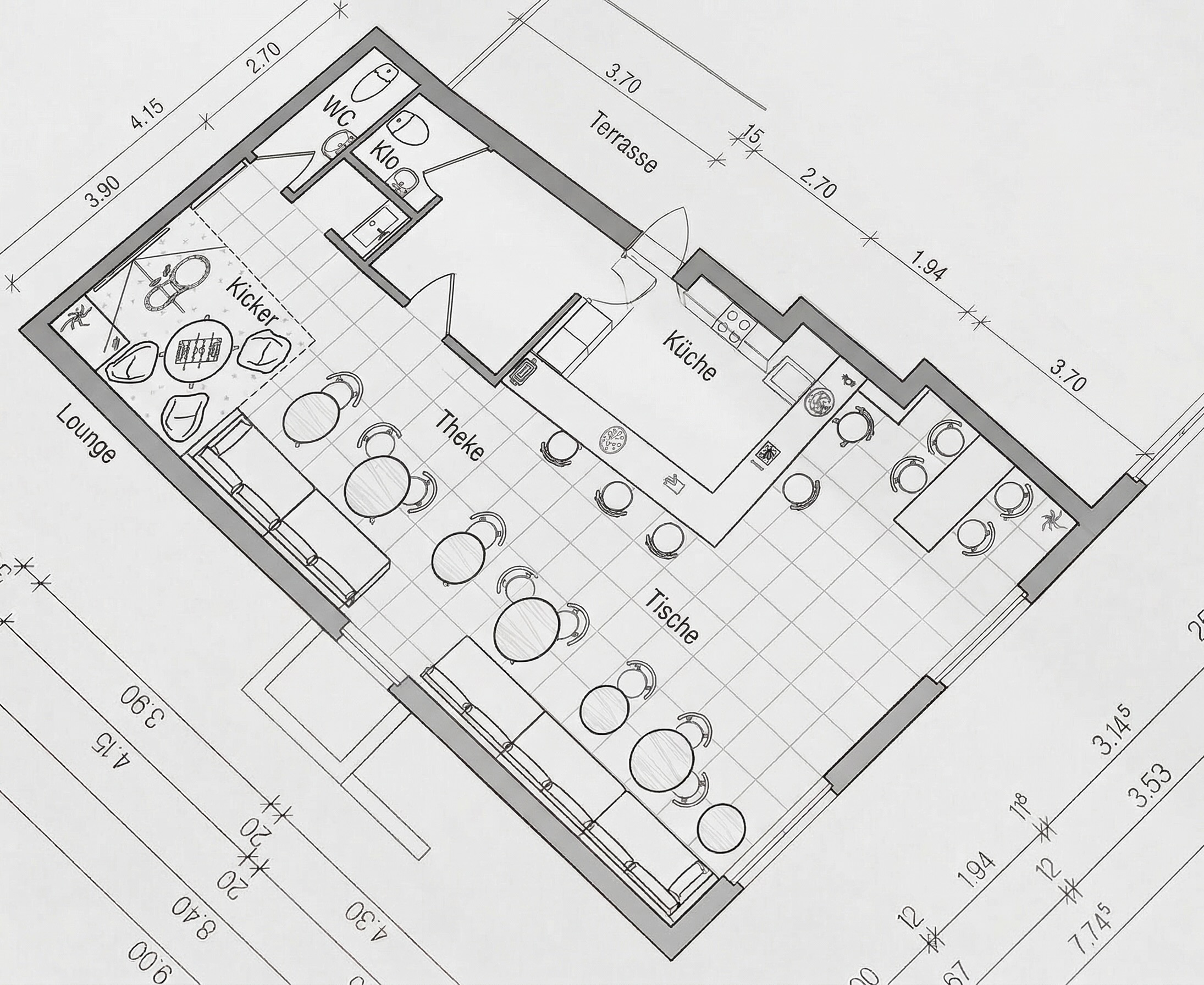 Professioneller 2D-Grundriss einer Gewerbeimmobilie, konzipiert als modernes Café oder Bar. Die detaillierte Schwarz-Weiß-Architekturzeichnung zeigt die optimale Raumaufteilung einer länglichen Gastronomiefläche. Visualisiert werden ein zentraler Thekenbereich, eine lange durchgehende Sitzbank mit runden Tischen, Fensterplätze, ein gemütlicher Lounge-Bereich sowie im hinteren Teil die Sanitäranlagen. Eingezeichnete Personen verdeutlichen die Raumproportionen und Nutzungsmöglichkeiten. Eine perfekte grafische Vorlage für die Vermarktung von Gastro-Immobilien und die professionelle Einrichtungsplanung.